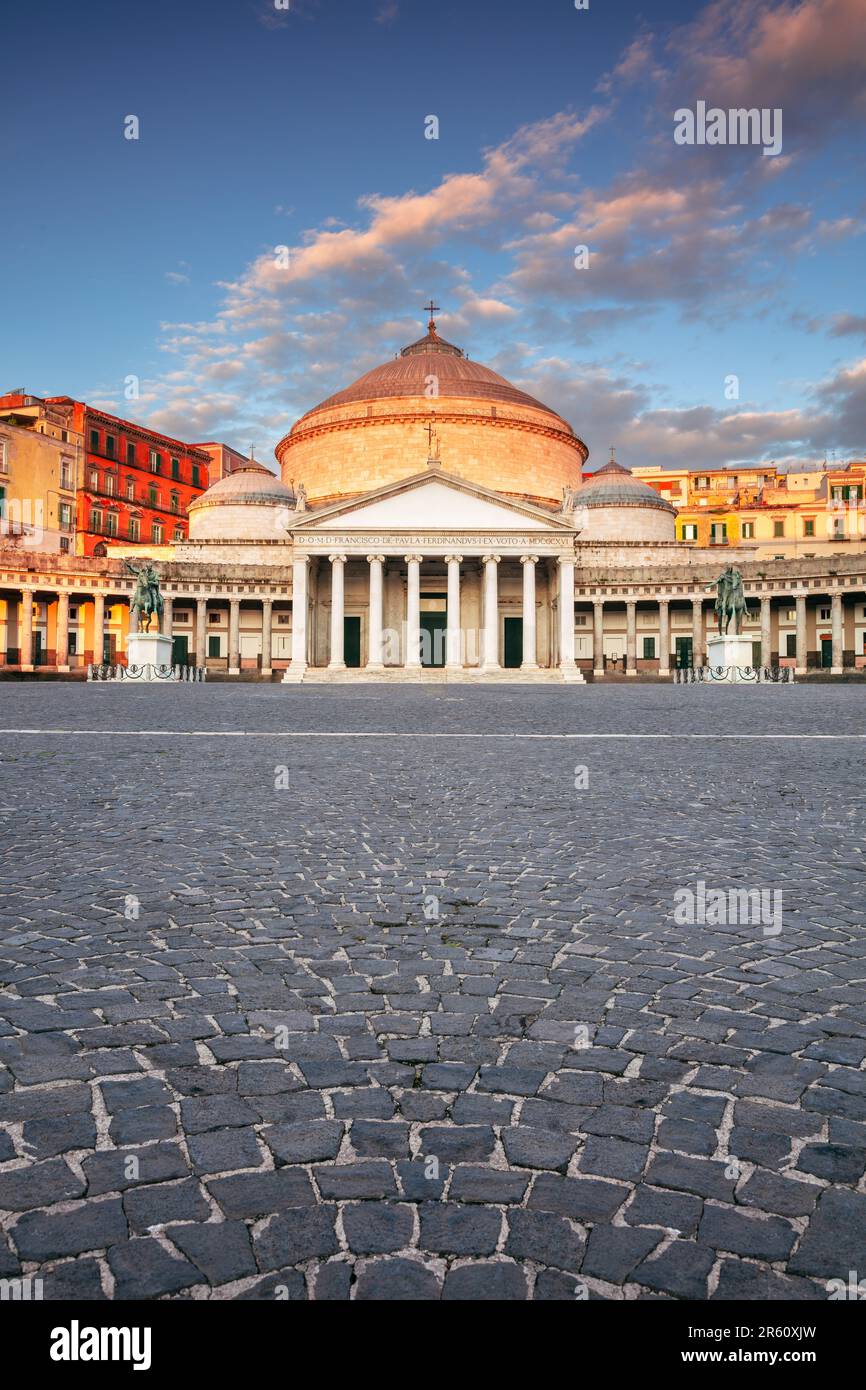 Neapel, Italien. Stadtbild von Neapel, Italien, mit Blick auf den großen öffentlichen Platz Piazza del Plebiscito bei Sonnenaufgang. Stockfoto