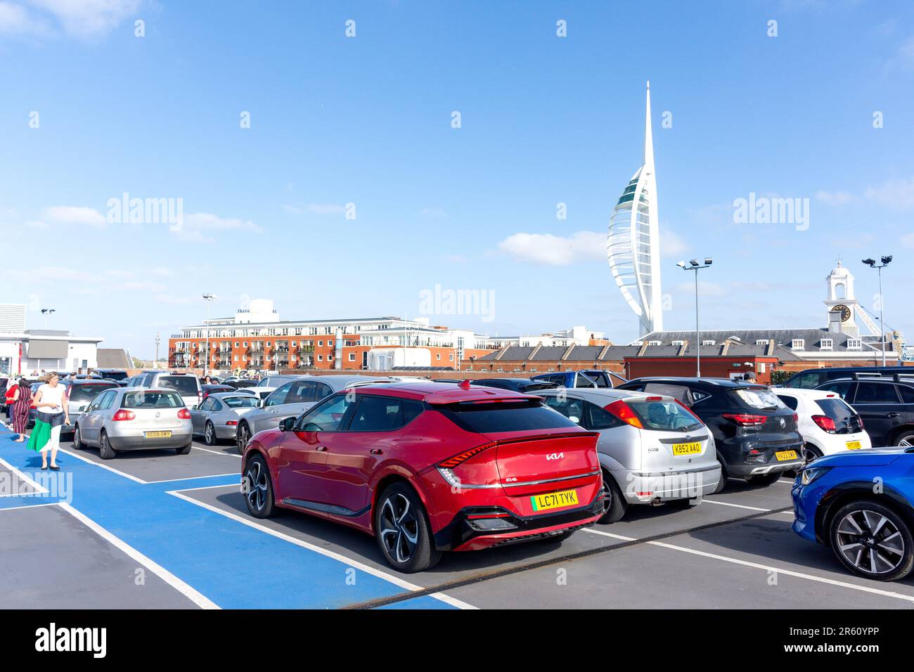 Autos, die darauf warten, zur Wight Link Autofähre nach Isle of Wight, Wightlink Gunwharf Terminal, Portsmouth, Hampshire, England, Vereinigtes Königreich Stockfoto