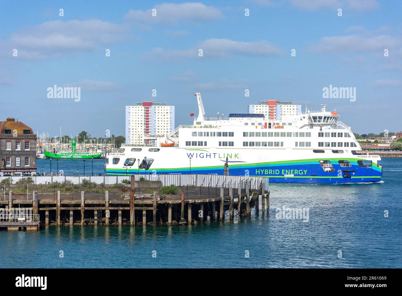 Wightlink Ferry nähert sich Wightlink Gunwharf Terminal, Portsmouth, Hampshire, England, Großbritannien Stockfoto