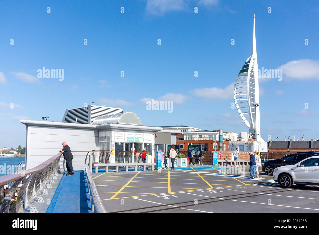 Camber Cafe am Wightlink Gunwharf Terminal, Portsmouth, Hampshire, England, Großbritannien Stockfoto