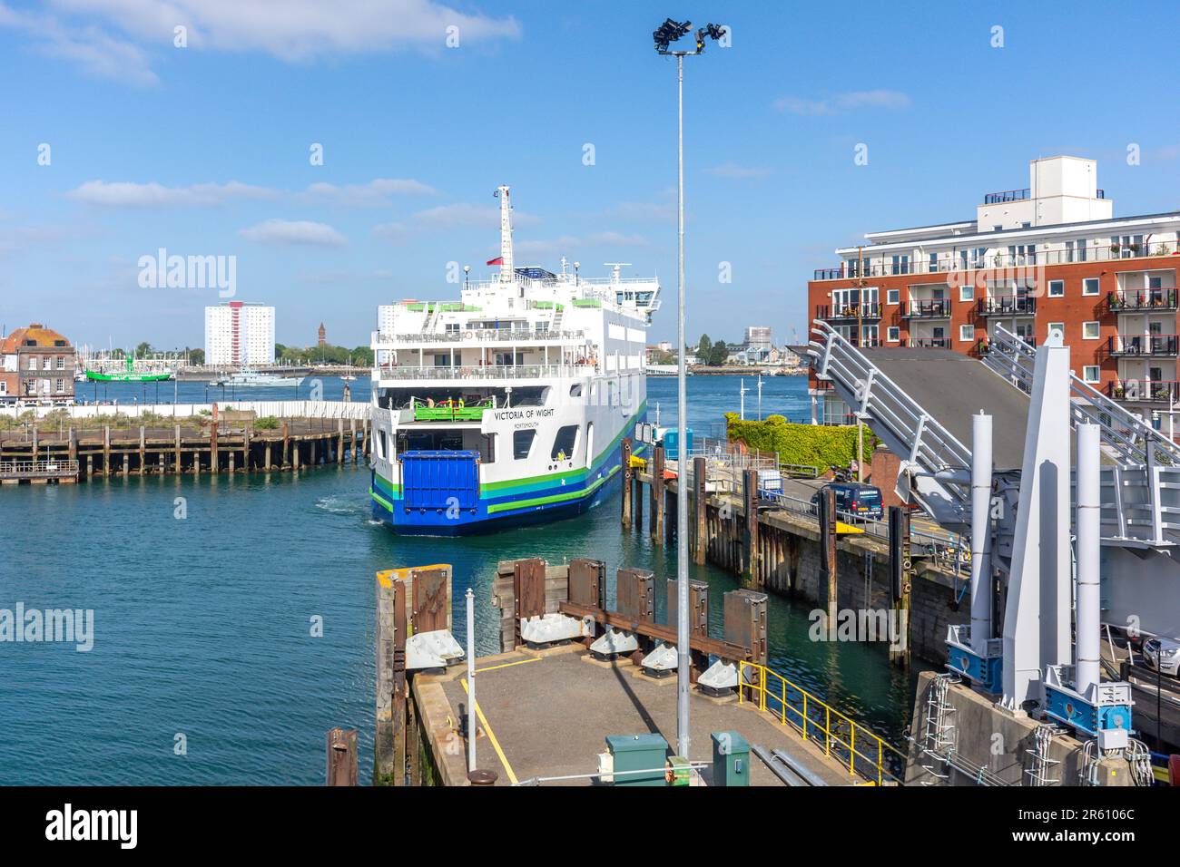 Victoria of Wight Wightlink Ferry nähert sich Wightlink Gunwharf Terminal, Portsmouth, Hampshire, England, Großbritannien Stockfoto