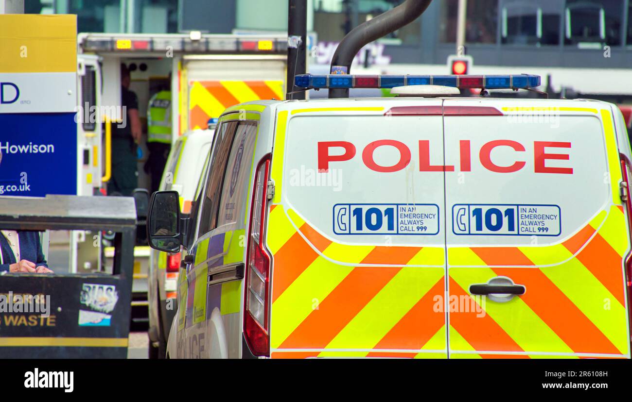 Glasgow, Schottland, Vereinigtes Königreich, 6. Juni 2023. Polizeivorfall Oswald Street sah einen Krankenwagen und drei Polizeiwagen, als ein Mann ins Krankenhaus gebracht wurde. Credit Gerard Ferry/Alamy Live News Stockfoto