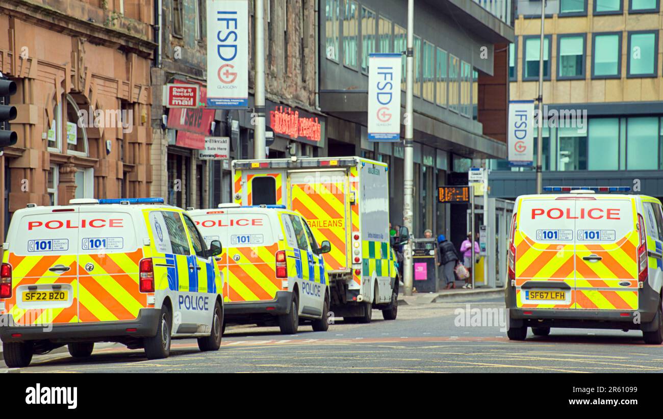 Glasgow, Schottland, Vereinigtes Königreich, 6. Juni 2023. Polizeivorfall Oswald Street sah einen Krankenwagen und drei Polizeiwagen, als ein Mann ins Krankenhaus gebracht wurde. Credit Gerard Ferry/Alamy Live News Stockfoto
