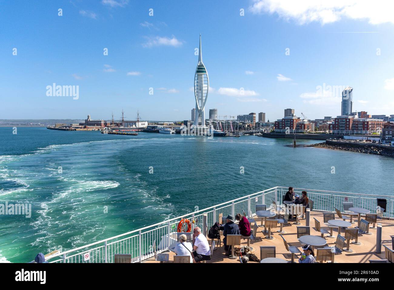 Spinnaker Tower und Gun Wharf von Wightlink Ferry, Portsmouth Harbour, Portsmouth, Hampshire, England, Vereinigtes Königreich Stockfoto