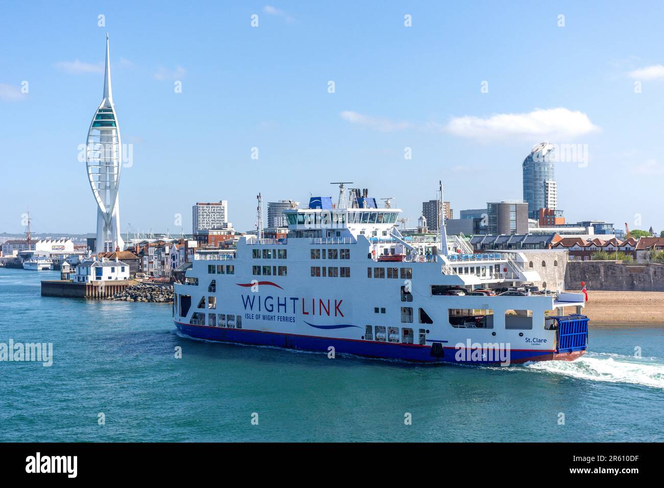 St Clare Wightlink Fähre nähert sich Wightlink Gunwharf Terminal, Portsmouth, Hampshire, England, Großbritannien Stockfoto