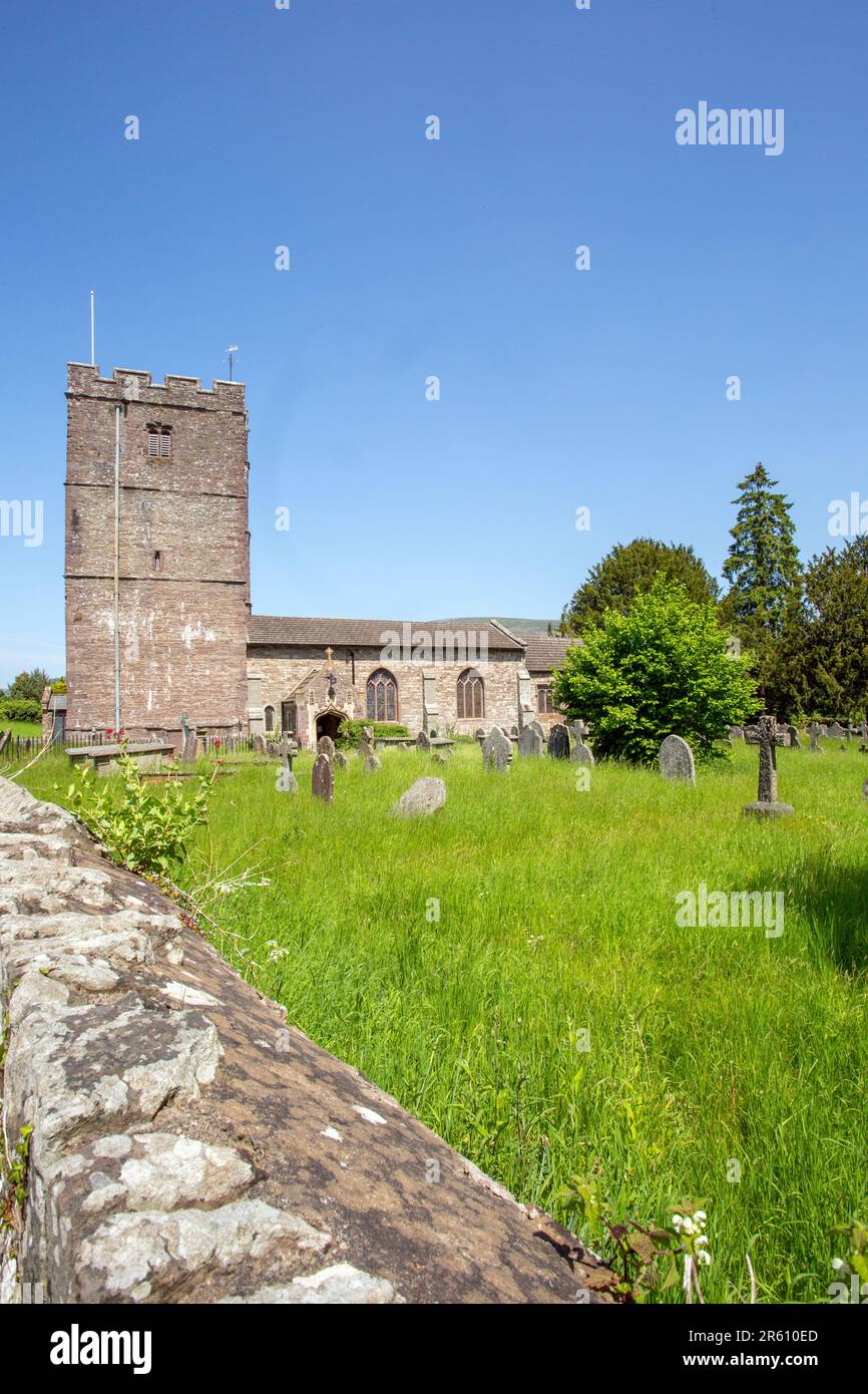 Die Kirche St. Cattwg im walisischen Dorf Llangattock South Wales Monmouthshire hat einen 16.C m hohen Turm Stockfoto