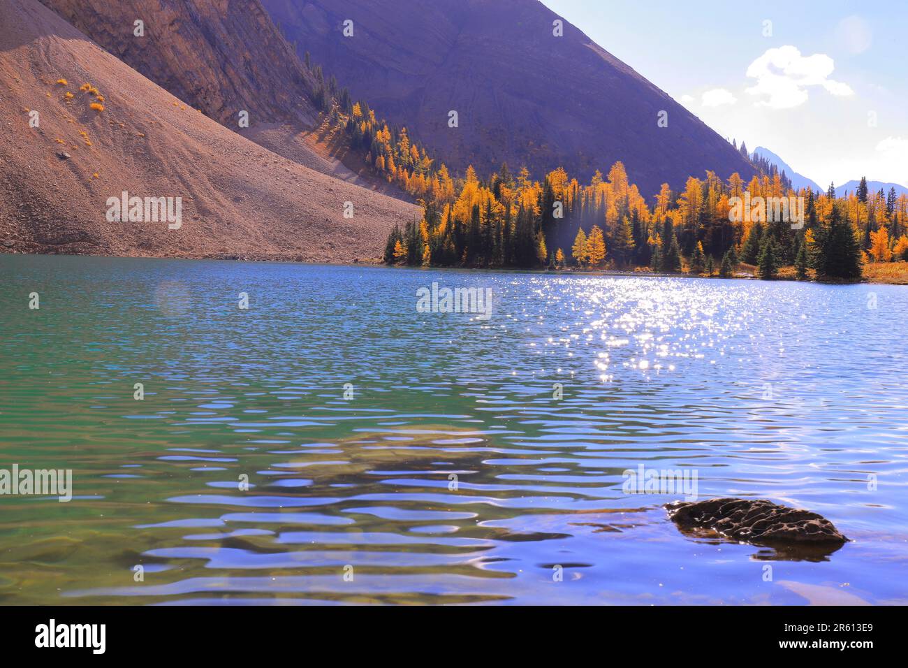 Für diejenigen, die ein horizontales Bild von Chester Lake bevorzugen, ist es hier. Ich liebe dieses Juwel aus den Kanadischen Rockies Stockfoto