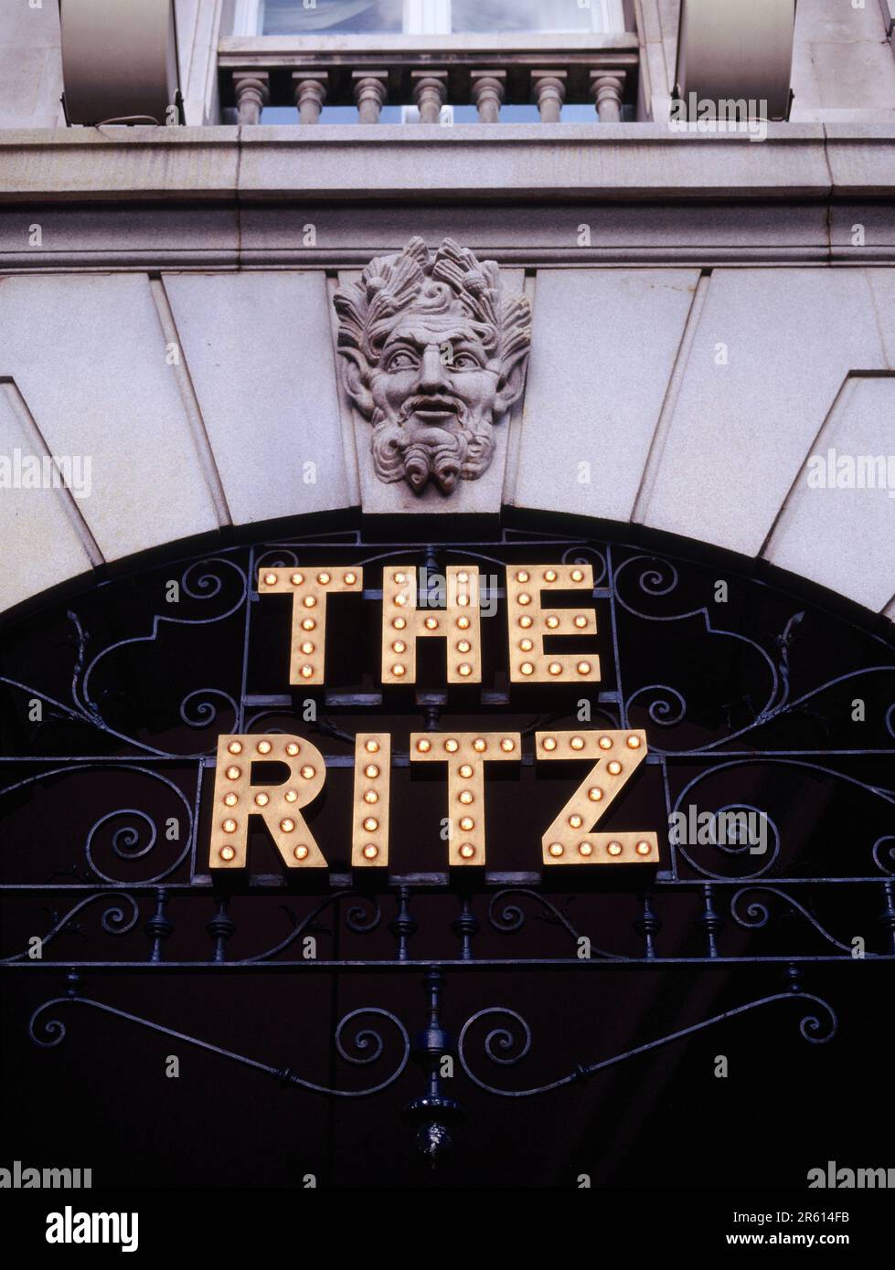 England. Nach London. Das Schild „Ritz Hotel“ bei Piccadilly. Stockfoto