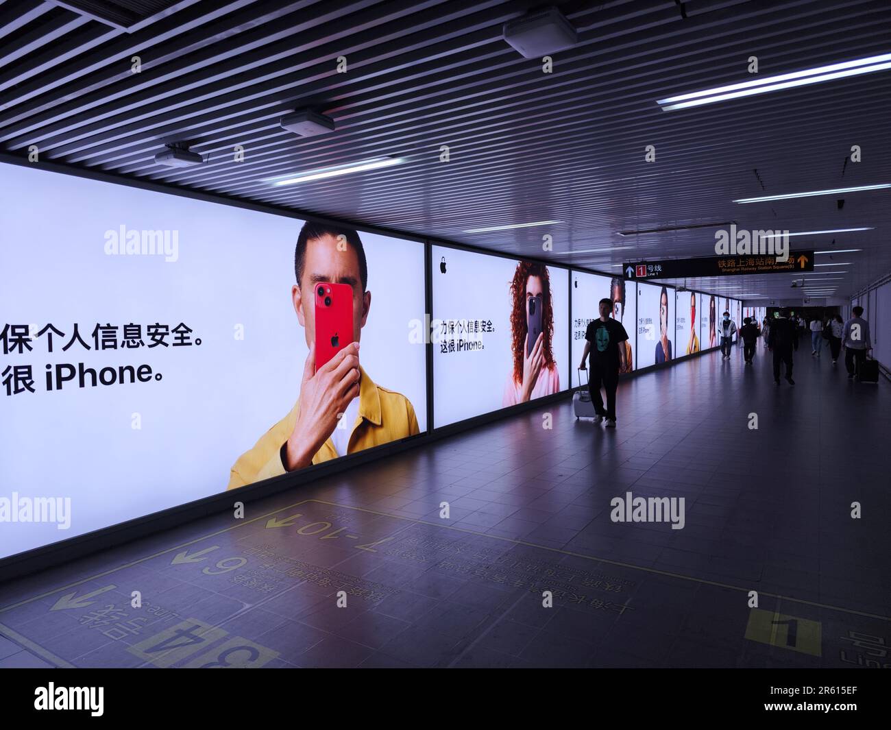 Shanghai, China - Mai 25 2023: Apple's neue Privacy on iPhone Werbespot an der U-Bahn-Station Shanghai Stockfoto