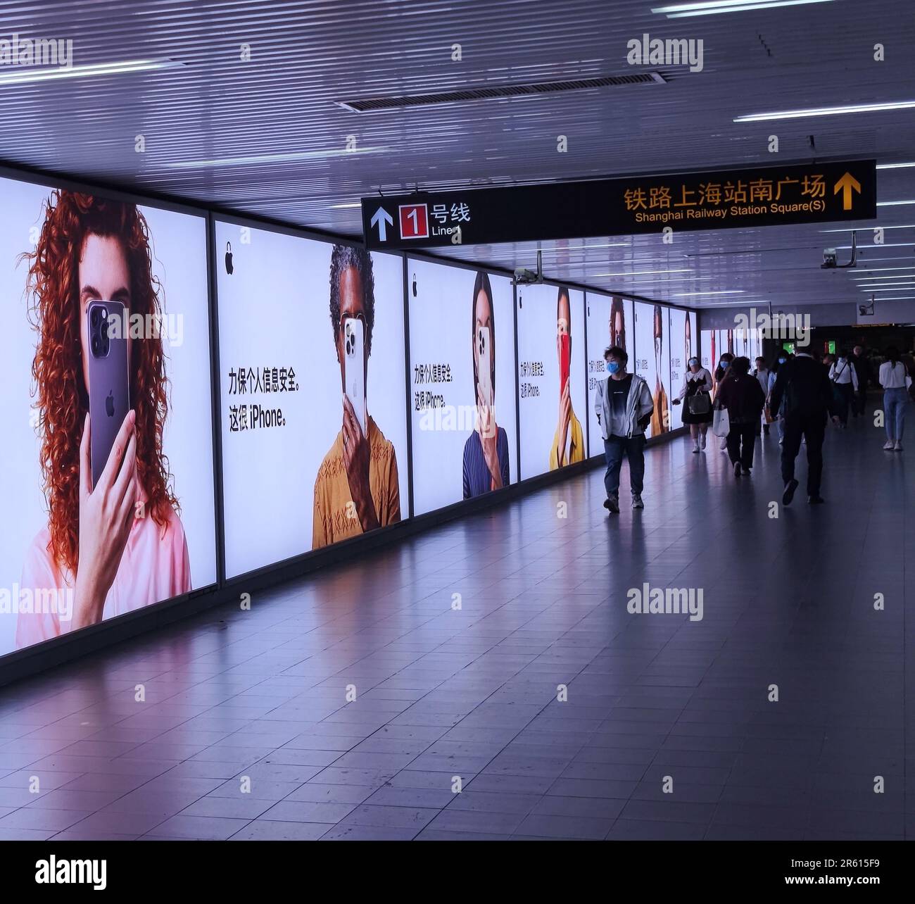 Shanghai, China - Mai 25 2023: Apple's neue Privacy on iPhone Werbespot an der U-Bahn-Station Shanghai Stockfoto