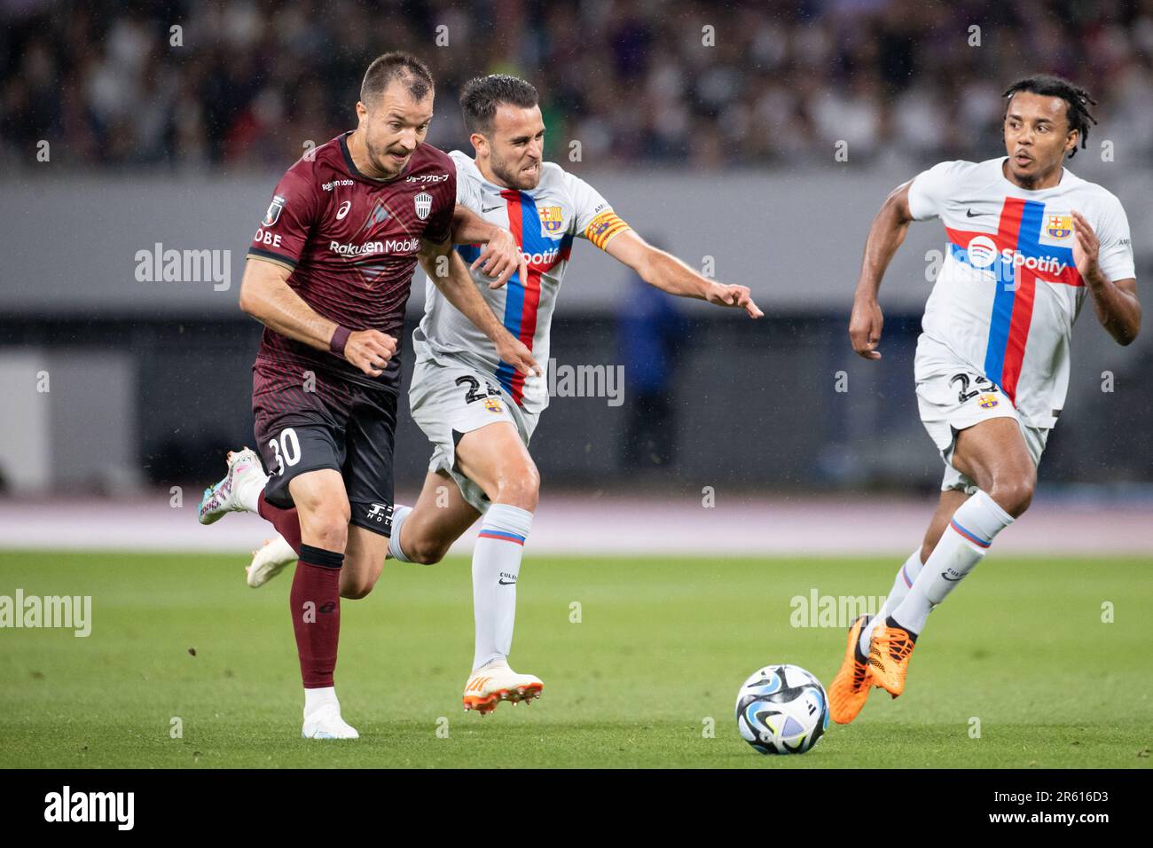 Ehre den ehemaligen Spieler von Barcelona, Andres Iniesta, der beide Vereine vertreten hat. 6. Juni 2023. (L-R) Stefan Mugosa (Vissel), Eric Garcia, Jules Kounde (Barcelona), 6. Juni 2023 - Fußball/Fußball : Freundschaftsspiel zwischen Vissel Kobe 0-2 FC Barcelona im Japan National Stadium in Tokio, Japan. Das Spiel wurde zu Ehren des ehemaligen Spielers Andres Iniesta aus Barcelona organisiert, der beide Vereine vertreten hat. Kredit: AFLO SPORT/Alamy Live News Stockfoto