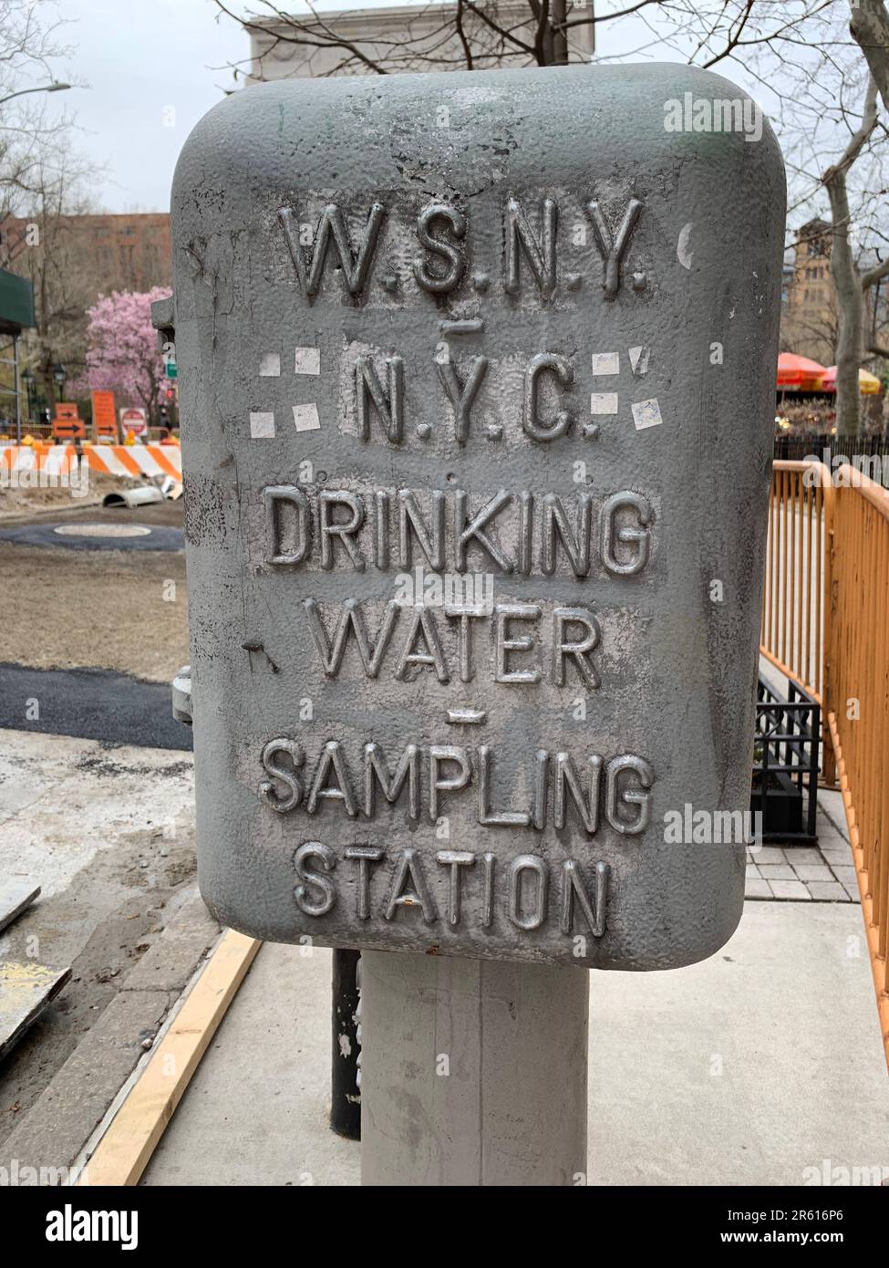 Trinkwasserprobenstellen in ganz New York City, ermöglicht es dem Umweltschutzministerium, die Qualität des Wasserhahns der Stadt zu bestimmen Stockfoto