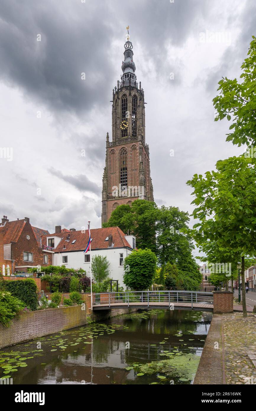 Onze-Lieve-Vrouwetoren (der Turm unserer Lieben Frau) über einem Kanal in der niederländischen Stadt Amersfoort, Niederlande, Europa. Stockfoto