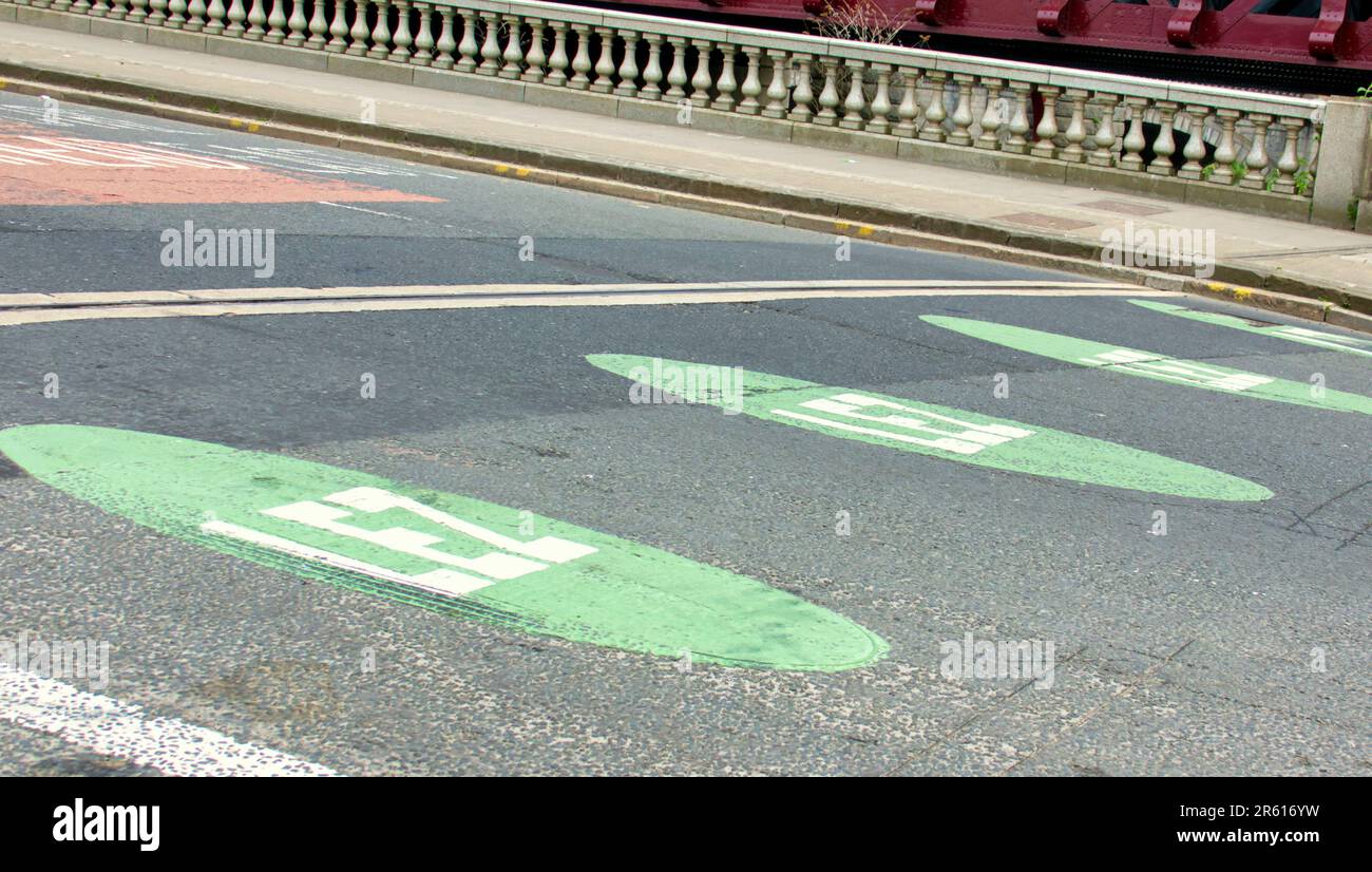 Glasgow, Schottland, Vereinigtes Königreich, 6. Juni 2023. Green LEZ Alternativen auf dem George Square, während george V die Soldaten überbrückt, wobei er neben Straßenlogos zur Erinnerung an die Fahrer zeigt. Credit Gerard Ferry/Alamy Live News Stockfoto