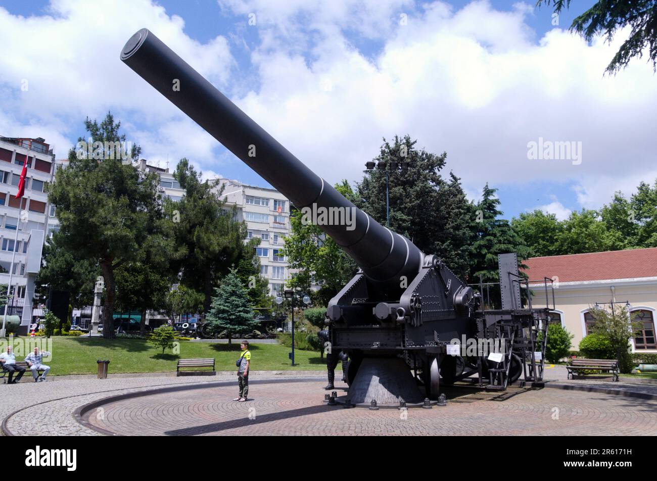 Die Kanone des heldenhaften Privatsoldaten, hergestellt in den deutschen Krupp-Fabriken, 1876 bis 1909 für den Küstenschutz der Dardanellen. Jetzt ausgestellt im Militärmuseum in Istanbul, Türkei, Republik Türkiye. Ein kleiner Junge zeigt die Größe der Waffe. Stockfoto