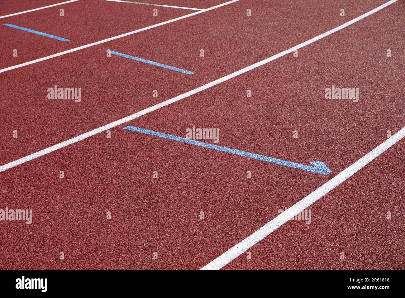 Leichtathletik-Sportstreckenfläche. Gummimaterial im Hintergrund der 400m-Laufstrecke in der Sportarena Stockfoto