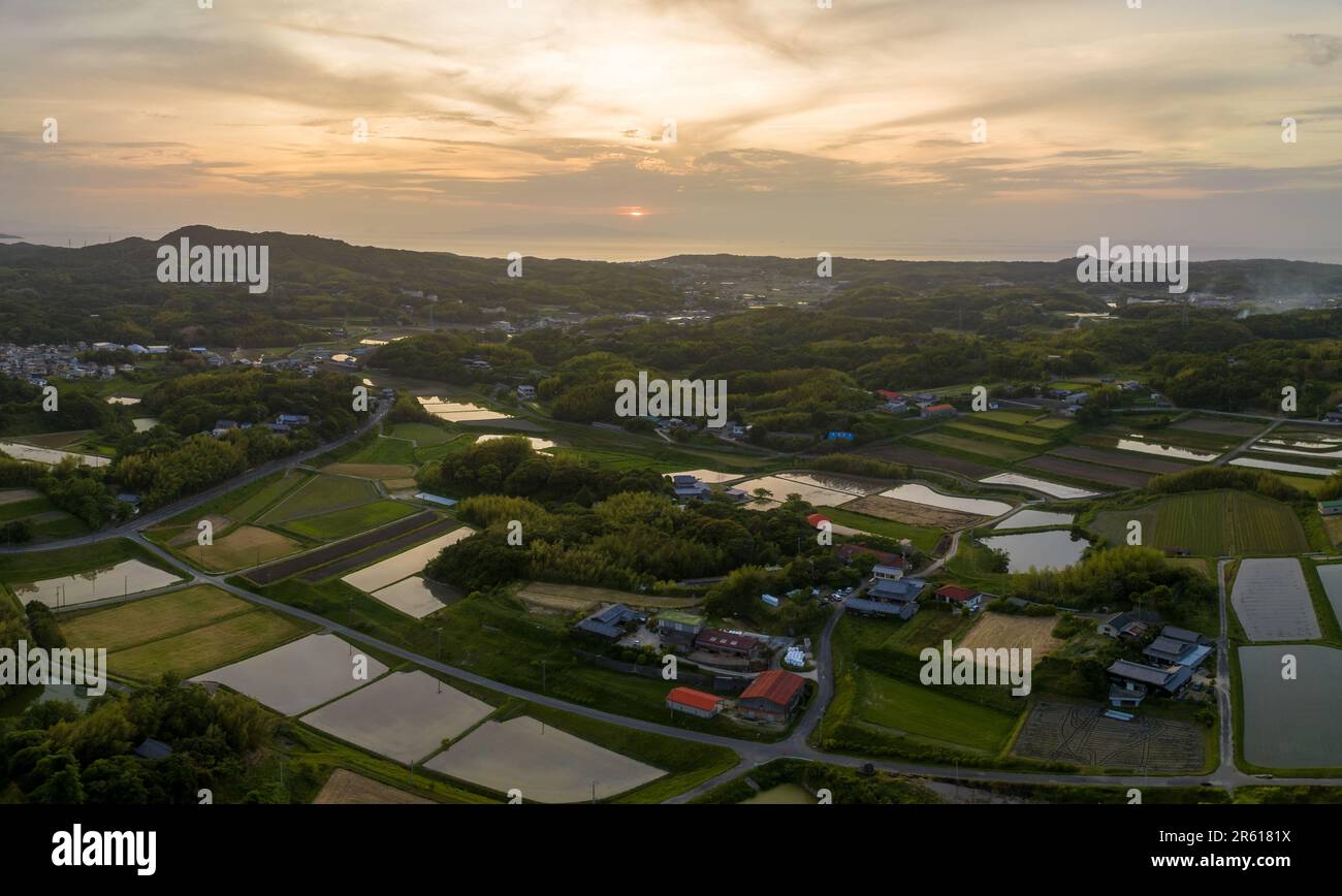 Sonnenuntergang über Häusern und Reisfeldern im traditionellen Bauerndorf Stockfoto