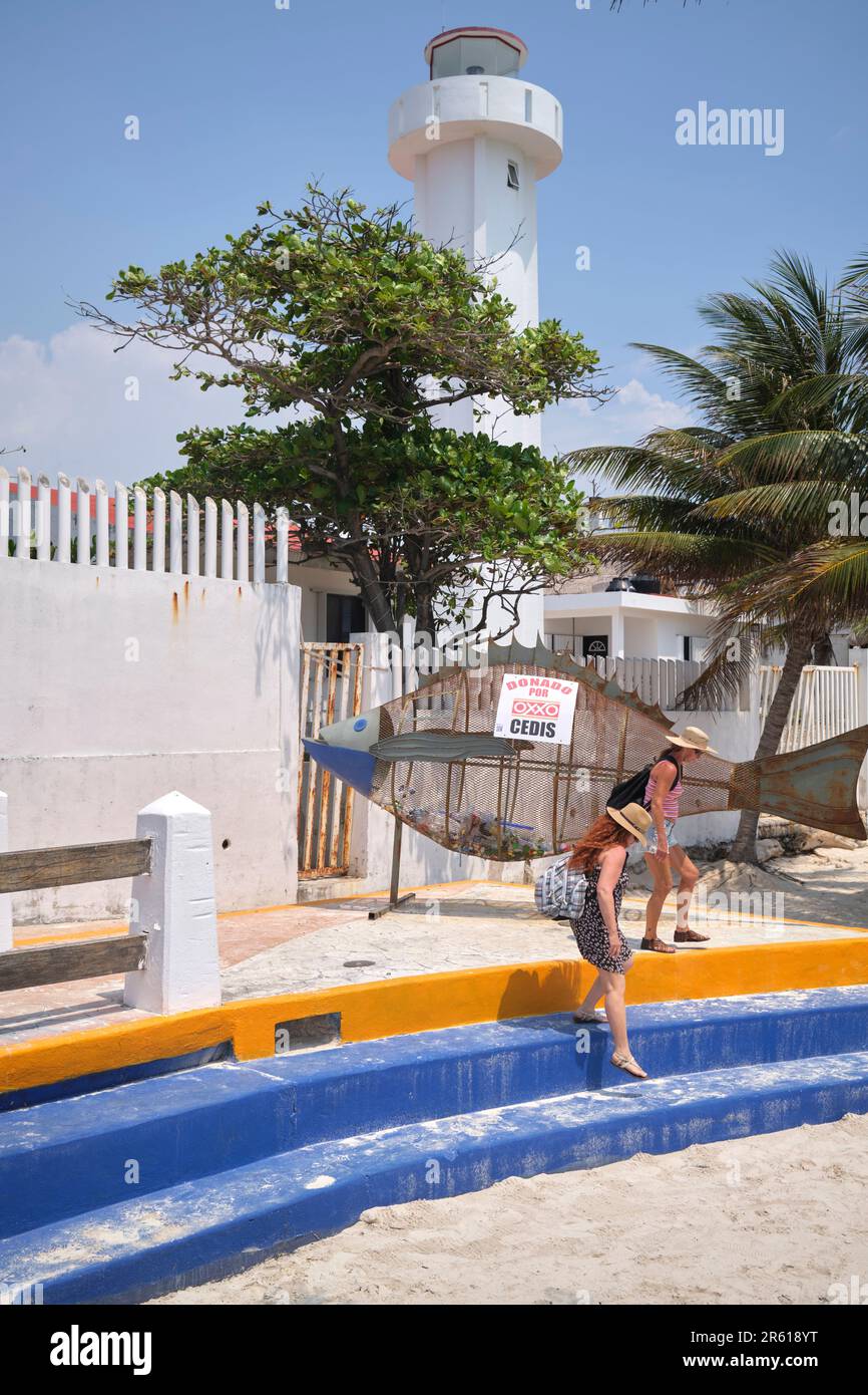 Fischförmiger Recyclingkorb für Flaschen am Strand von Puerto Morelos Yucatan Mexiko Stockfoto