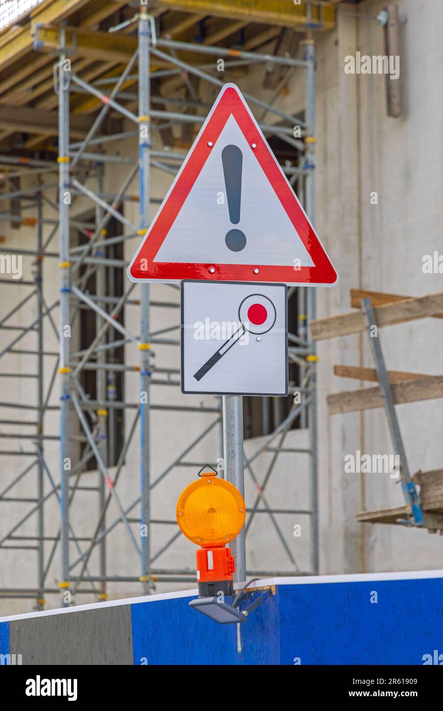 Ausrufezeichen Warndreieck blinkende Verkehrszeichen auf der Baustelle Stockfoto
