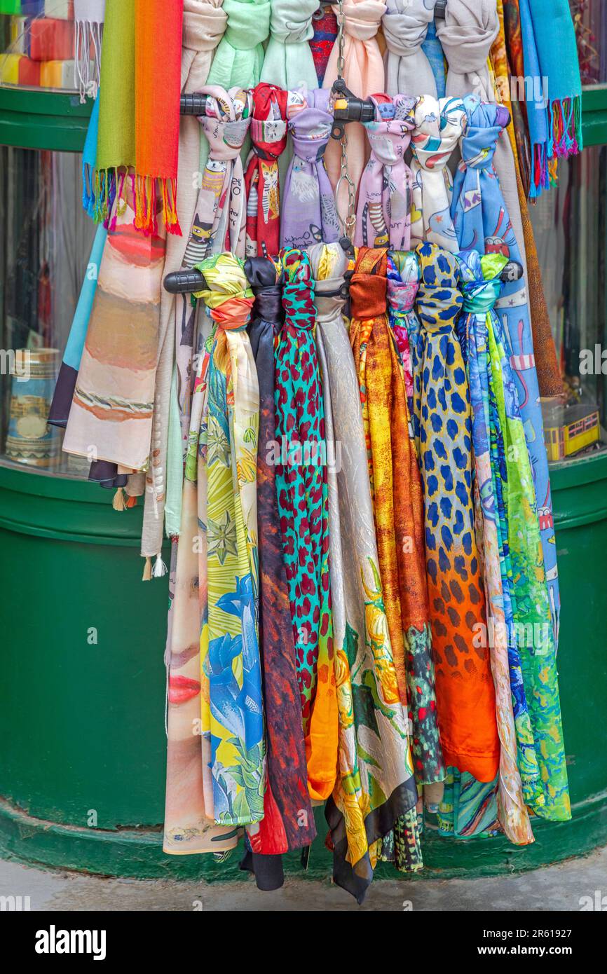 Modernes farbenfrohes Schal Schals mit Knoten Accessoire vor dem Laden Stockfoto
