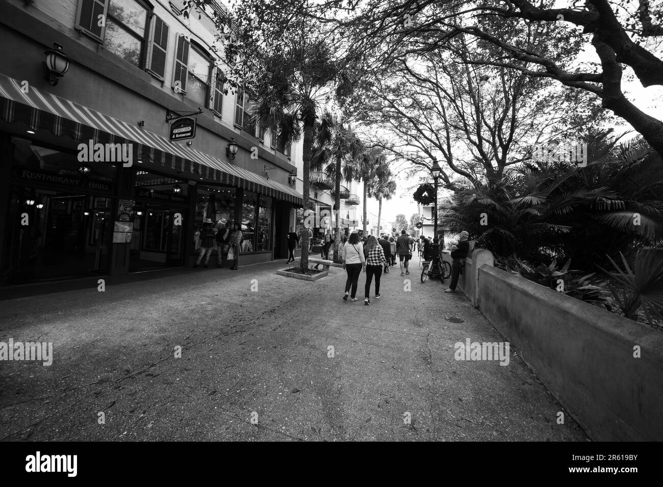 St. Augustine, Florida - 31. Dezember 2022: St George Street Geschäfte und Restaurants im berühmten historischen spanischen Stadtviertel in der Innenstadt, mit Menschen und Stockfoto