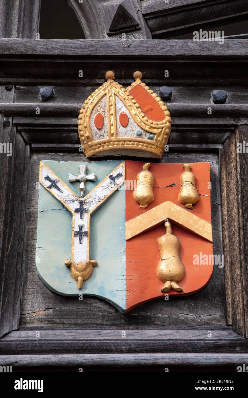 Ein Symbol am Eingang zum Abbots Hospital in der Stadt Guildford in Surrey, Großbritannien. Stockfoto