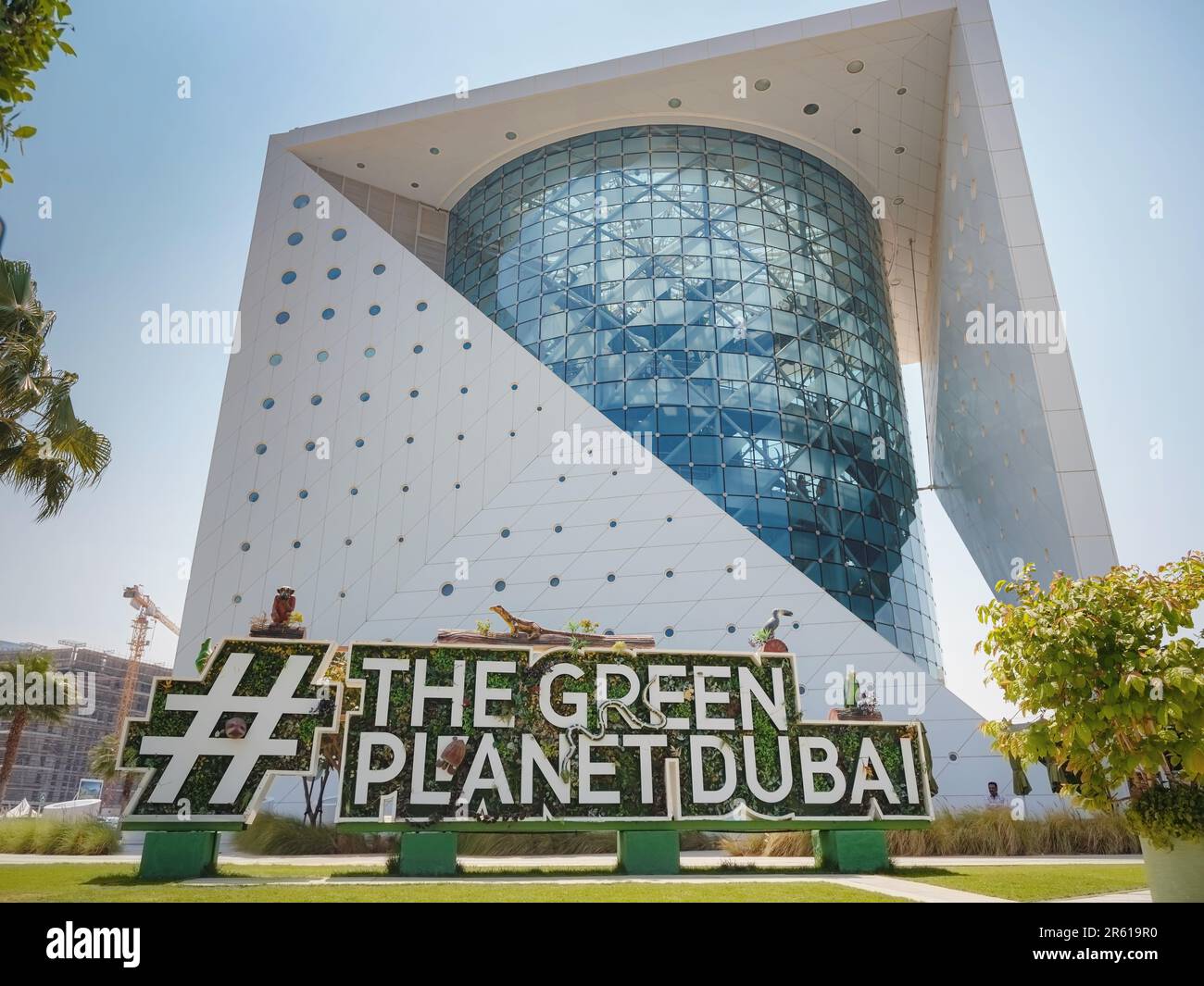 20. März 2023, Dubai, Vereinigte Arabische Emirate: Green Planet ist ein einzigartiges Ökosystem in Dubai. Gelegen in City Walk bei Meeras. Kuppel mit tropischem Regenwald und exotischer Fauna Stockfoto