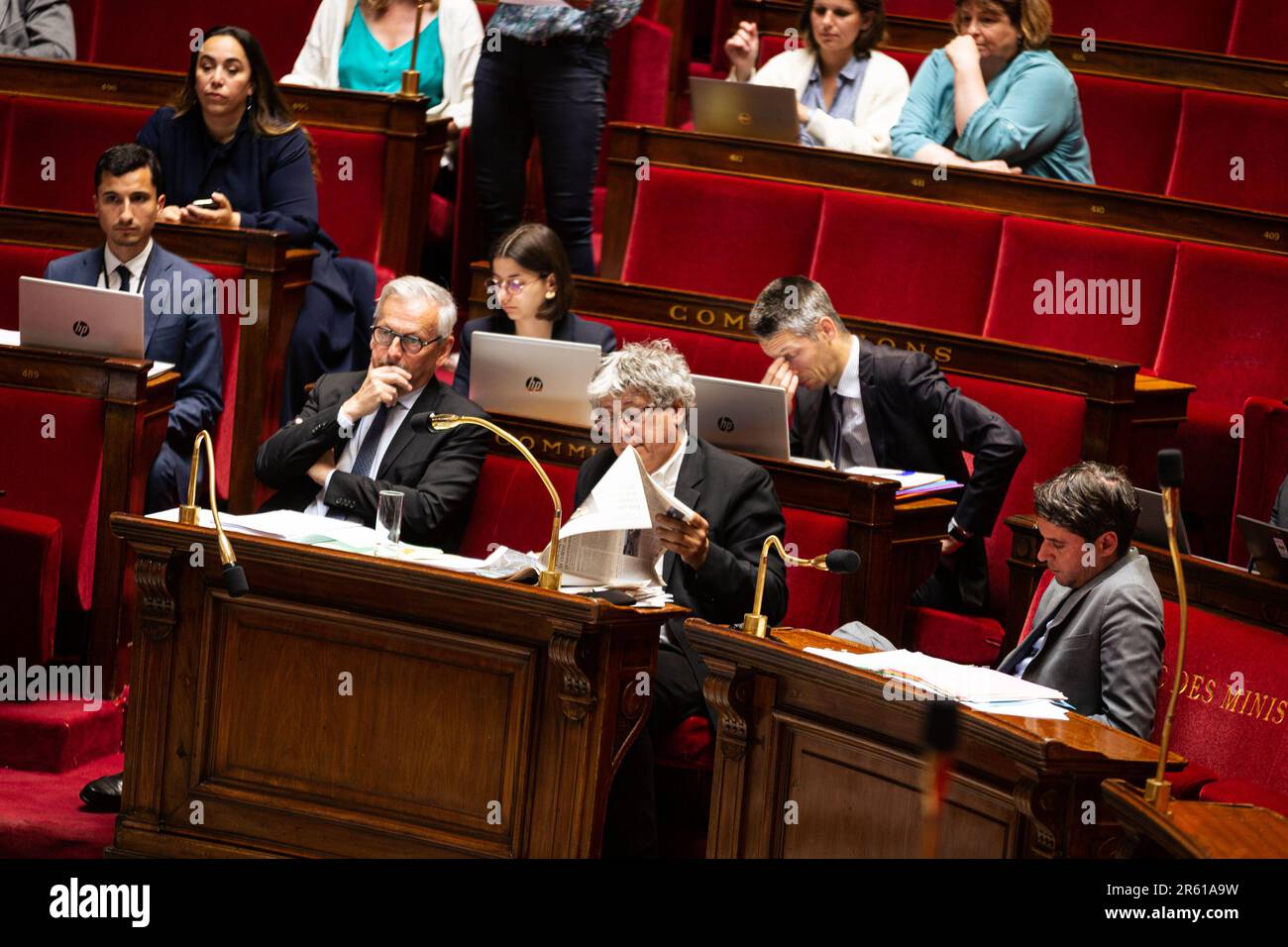 Jean Rene Cazeneuve (Renaissance), Eric Coquerel (LFI, Präsident der kommission für Finanzen, allgemeine Wirtschaftswissenschaften und Haushaltskontrolle) und Gabriel Attal (Minister für öffentliche Finanzen) während der Sitzung der Nationalversammlung. Anschließend lehnte die Nationalversammlung den Entwurf der Haushaltsordnung und die Billigung der Rechnungslegung für die Jahre 2021 und 2022 im Palais Bourbon ab. Stockfoto