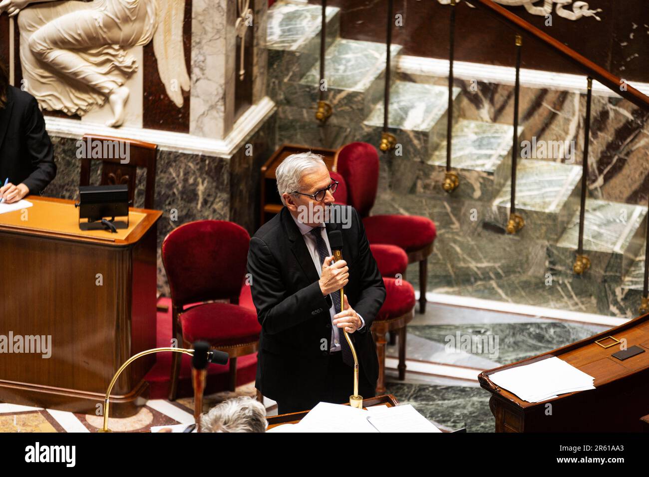 Jean-René Cazeneuve (Renaissance), Generalberichterstatter des Ausschusses für Finanzen, allgemeine Wirtschaft und Haushaltskontrolle, spricht während der Nationalversammlung. Anschließend lehnte die Nationalversammlung den Entwurf der Haushaltsordnung und die Billigung der Rechnungslegung für die Jahre 2021 und 2022 im Palais Bourbon ab. Stockfoto