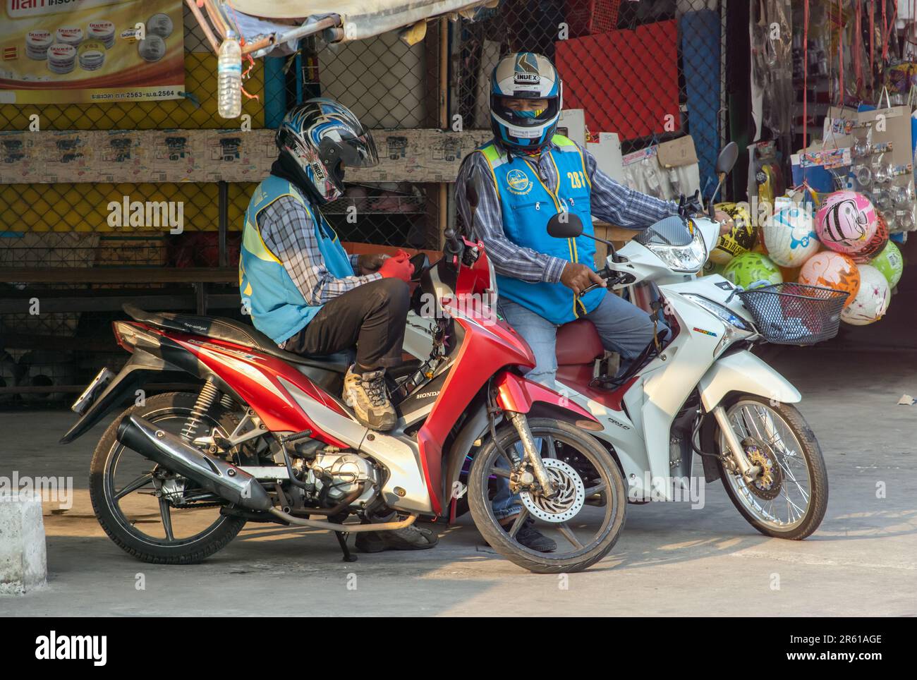 SAMUT PRAKAN, THAILAND, MÄRZ 03 2023, Taxifahrer auf Motorrädern warten auf Passagiere Stockfoto