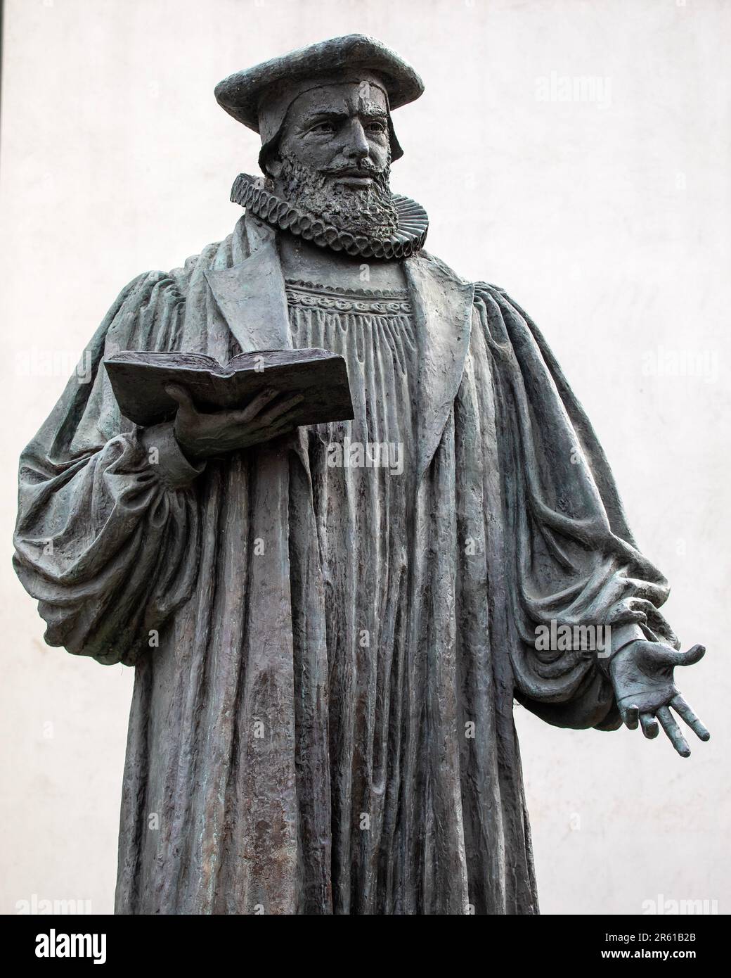 Surrey, Vereinigtes Königreich - April 5. 2023: Statue des ehemaligen Erzbischofs von Canterbury, George Abbot, in der Stadt Guildford in Surrey, Vereinigtes Königreich. Stockfoto