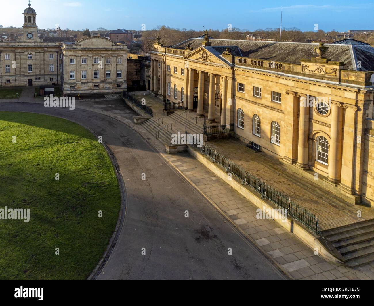 Am frühen Morgen hat man einen erhöhten Blick auf den York Crown Court. Stockfoto