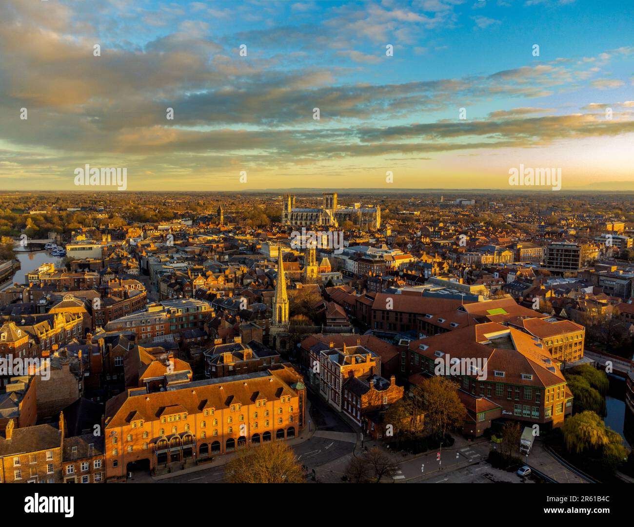 Sonnenaufgang aus der Vogelperspektive auf das Stadtzentrum von York mit Blick nach Norden in Richtung Münster Stockfoto