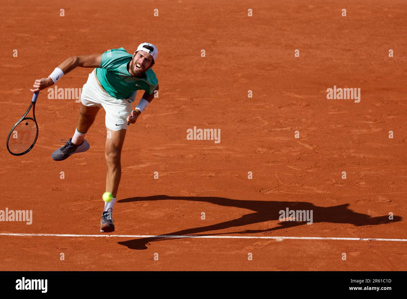 Russia's Karen Khachanov serves against Serbia's Novak Djokovic during their quarterfinal match of the French Open tennis tournament at the Roland Garros stadium in Paris, Tuesday, June 6, 2023. (AP Photo/Jean-Francois Badias) Stockfoto
