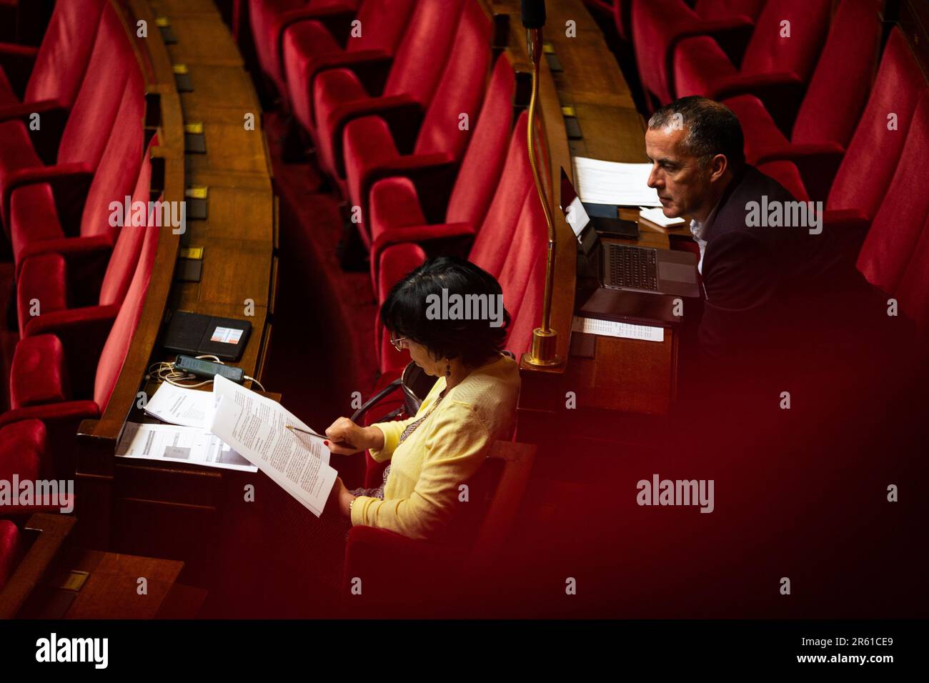 Paris, Frankreich. 5. Juni 2023. Parlamentarier, die während der Sitzung der Nationalversammlung gesehen wurden. Anschließend lehnte die Nationalversammlung den Entwurf der Haushaltsordnung und die Billigung der Rechnungslegung für die Jahre 2021 und 2022 im Palais Bourbon ab. (Credit Image: © Telmo Pinto/SOPA Images via ZUMA Press Wire) NUR REDAKTIONELLE VERWENDUNG! Nicht für den kommerziellen GEBRAUCH! Stockfoto