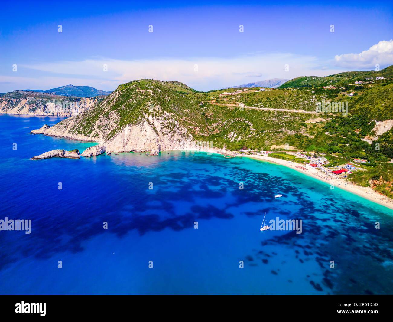 Kefalonia, Griechenland. Paralia Petani, einer der schönsten Strände der Insel Cephalonia, griechische Sommerferienlandschaft. Stockfoto