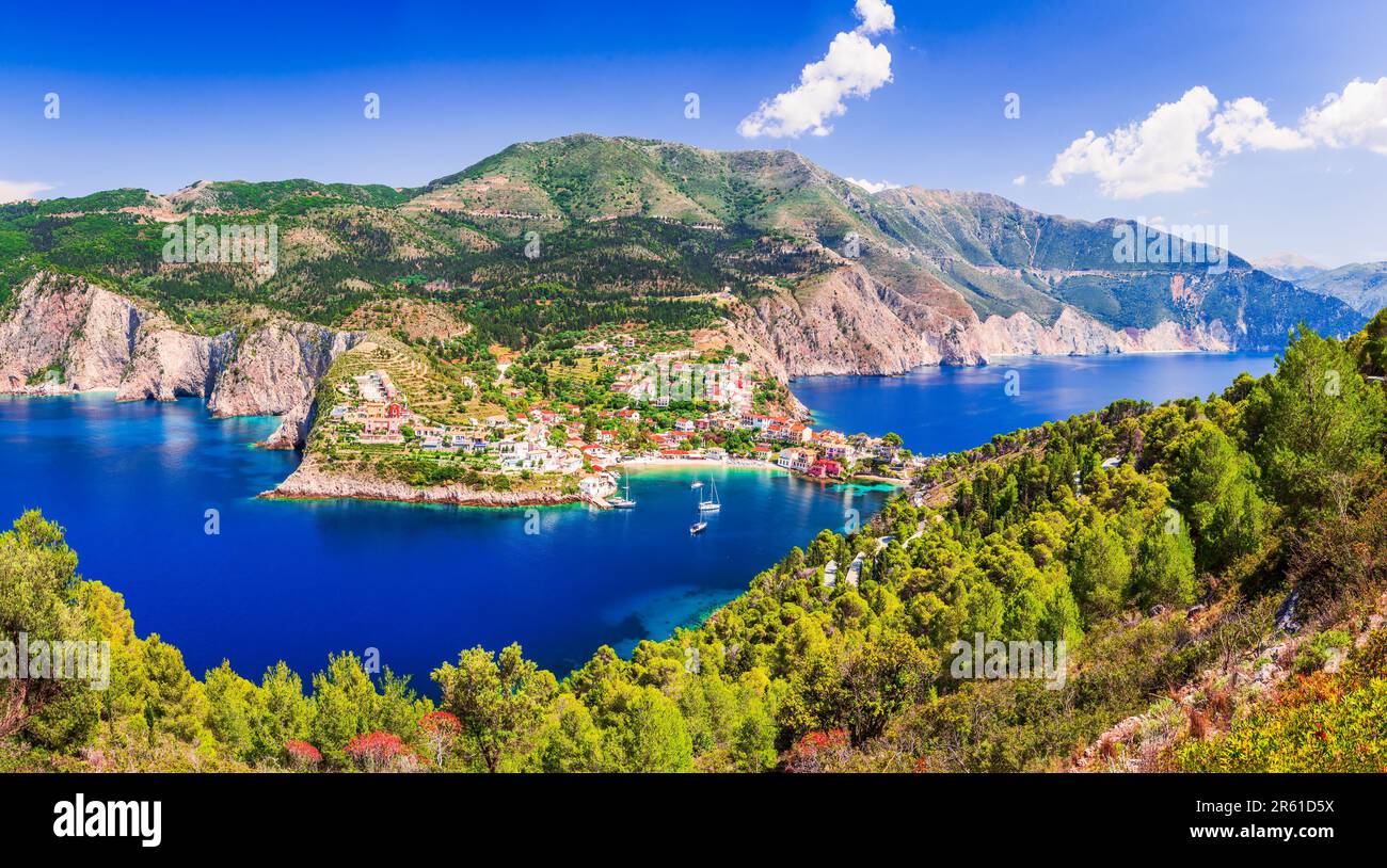 Assos, Griechenland. Malerisches Dorf auf den idyllischen Inseln Cephalonia. Türkisfarbene Bucht, Mittelmeer, wunderschönes farbenfrohes Hou Stockfoto