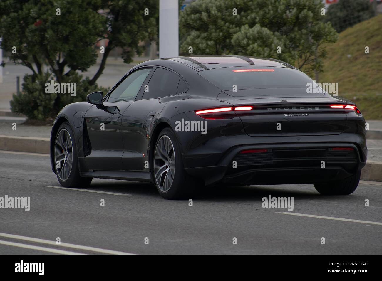 Porche Taycan 4S Parade am Strand Stockfoto