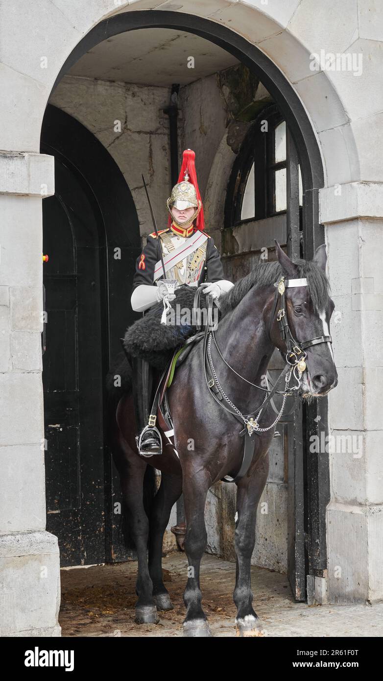 Weibliches Mitglied des Household Cavalry Mounted Regiment, das als King's Life Guard bezeichnet wird, bei Horse Guards (alter Eingang zum Buckingham Palace). Stockfoto