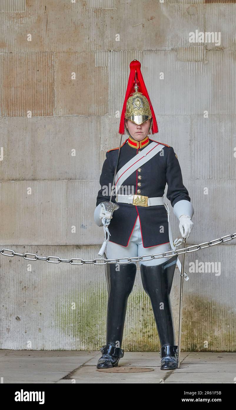 Weibliches Mitglied des Household Cavalry Mounted Regiment, das als King's Life Guard bezeichnet wird, bei Horse Guards (alter Eingang zum Buckingham Palace). Stockfoto