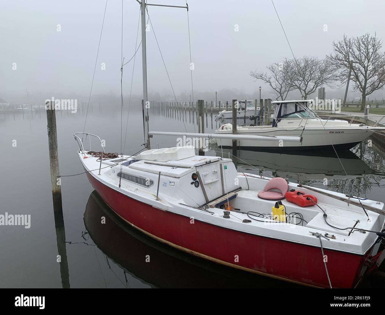 Ein Boot ist an einem Yachthafen angebunden und kann sich aufgrund von Sturm und Nebel nicht ins Meer wagen Stockfoto