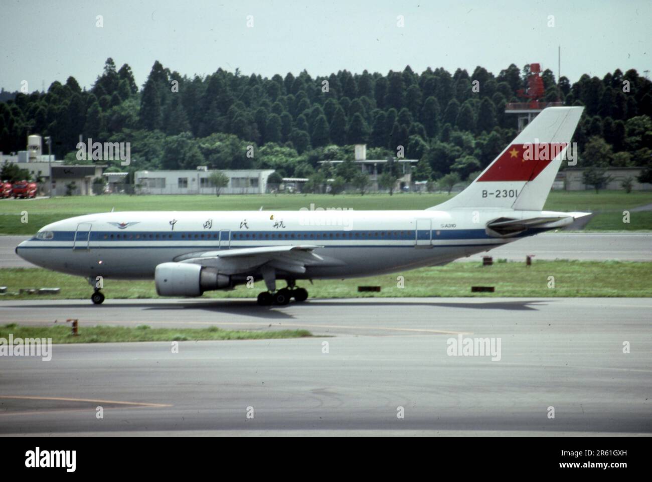 CAAC A310 B-2301 (1. Airbus nach China geliefert) am Flughafen Narita, Tokio-NRT im Jahr 1988 Stockfoto