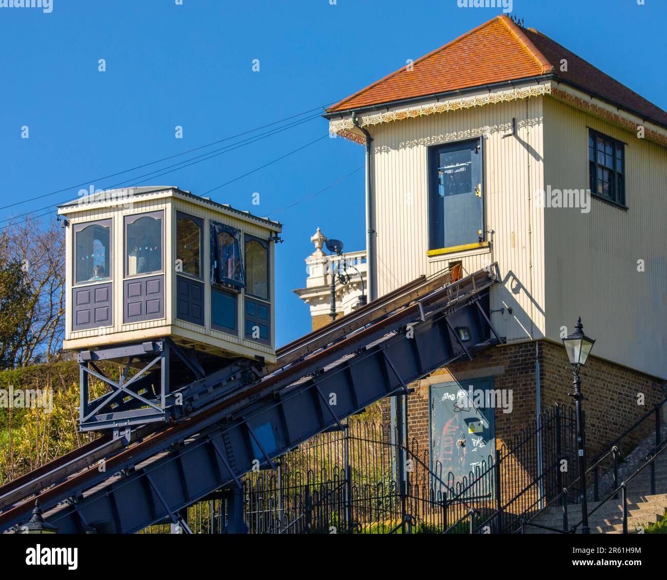 Essex, Großbritannien - April 3. 2023: Der historische Cliff Lift am Meer in Southend-on-Sea, Essex, Großbritannien. Stockfoto