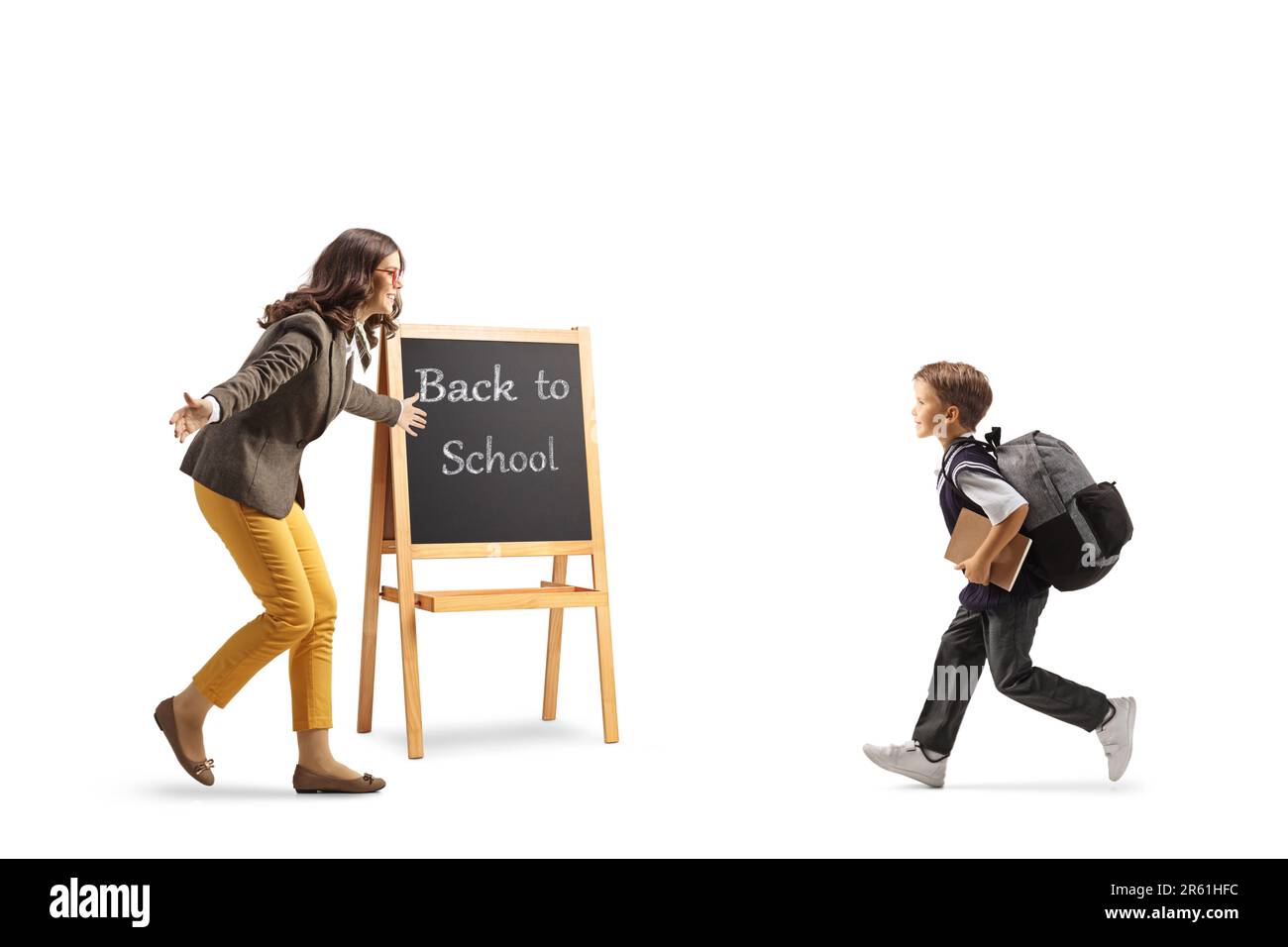 Lehrerin neben einer Tafel, die einen Schuljungen einlädt, isoliert auf weißem Hintergrund wieder zur Schule zu gehen Stockfoto