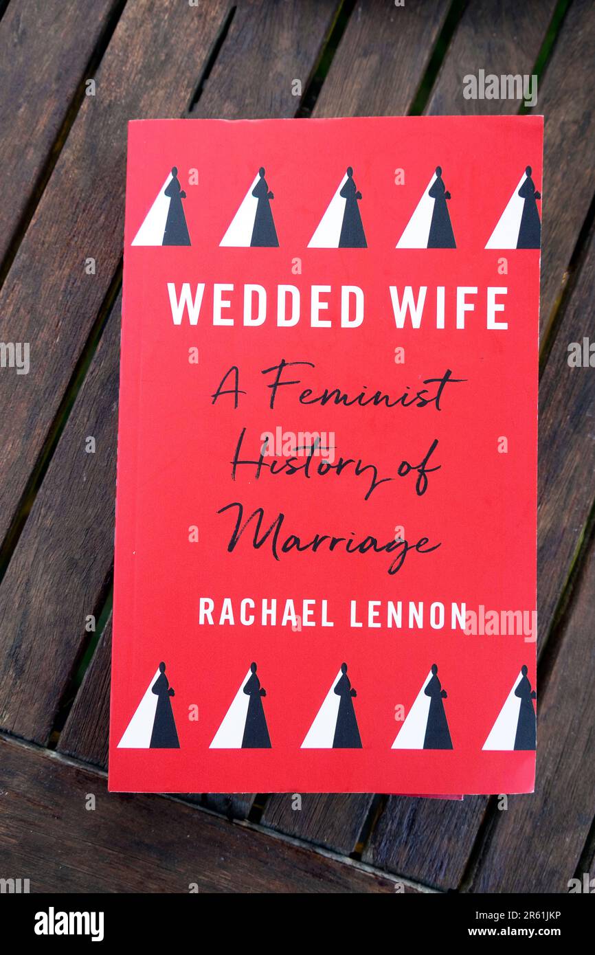 Rachael Lennon, Schriftsteller von "Ehefrau Und feministische Geschichte der Ehe", Buch auf Tisch im Buchladen des Hay Festival 2023 Hay on Wales UK KATHY DEWITT Stockfoto