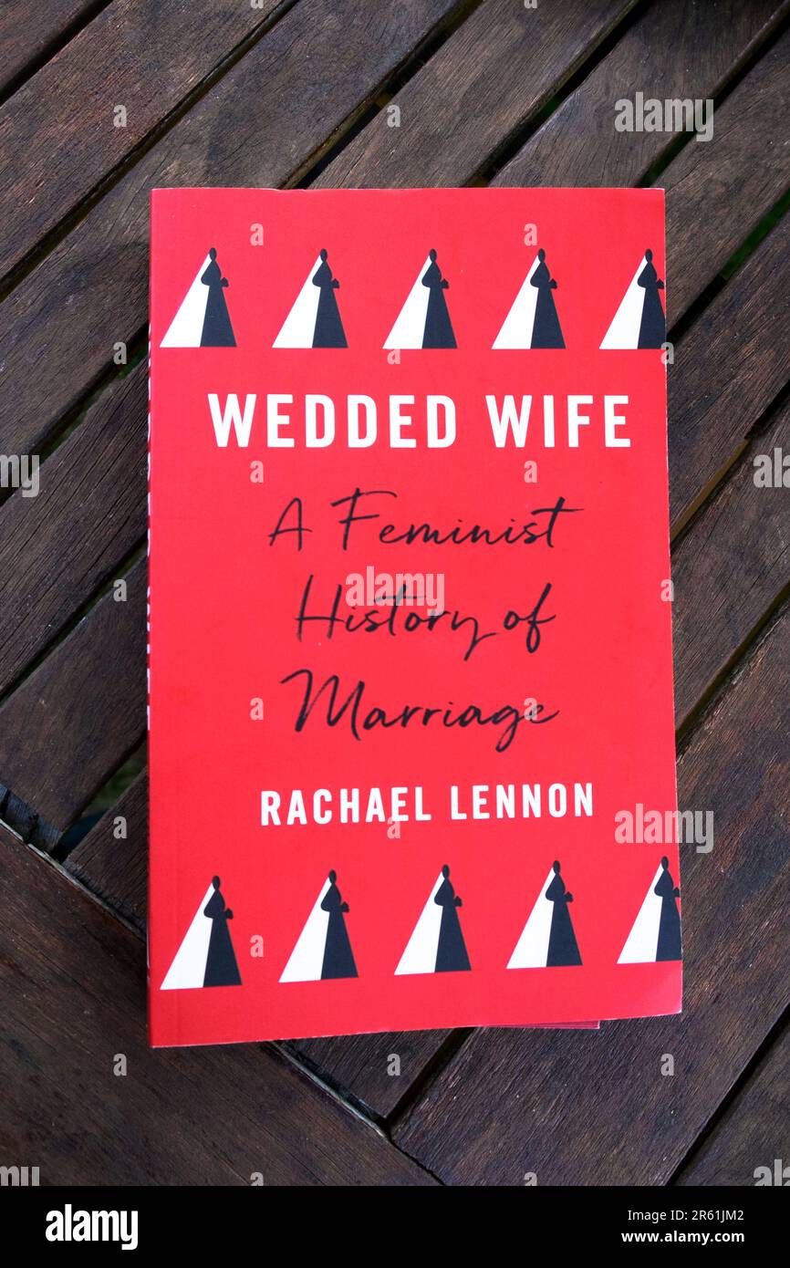 Rachael Lennon, Schriftsteller von "Ehefrau Und feministische Geschichte der Ehe", Buch auf Tisch im Buchladen des Hay Festival 2023 Hay on Wales UK KATHY DEWITT Stockfoto