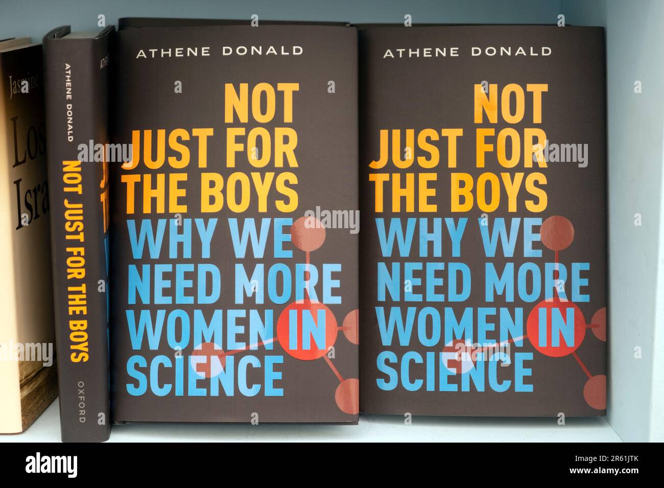 „Not Just for the Boys“ „Why We Need More Women in Science“ Bücher im Buchregal des Hay Festival 2023 Hay on Wales UK KATHY DEWITT Stockfoto