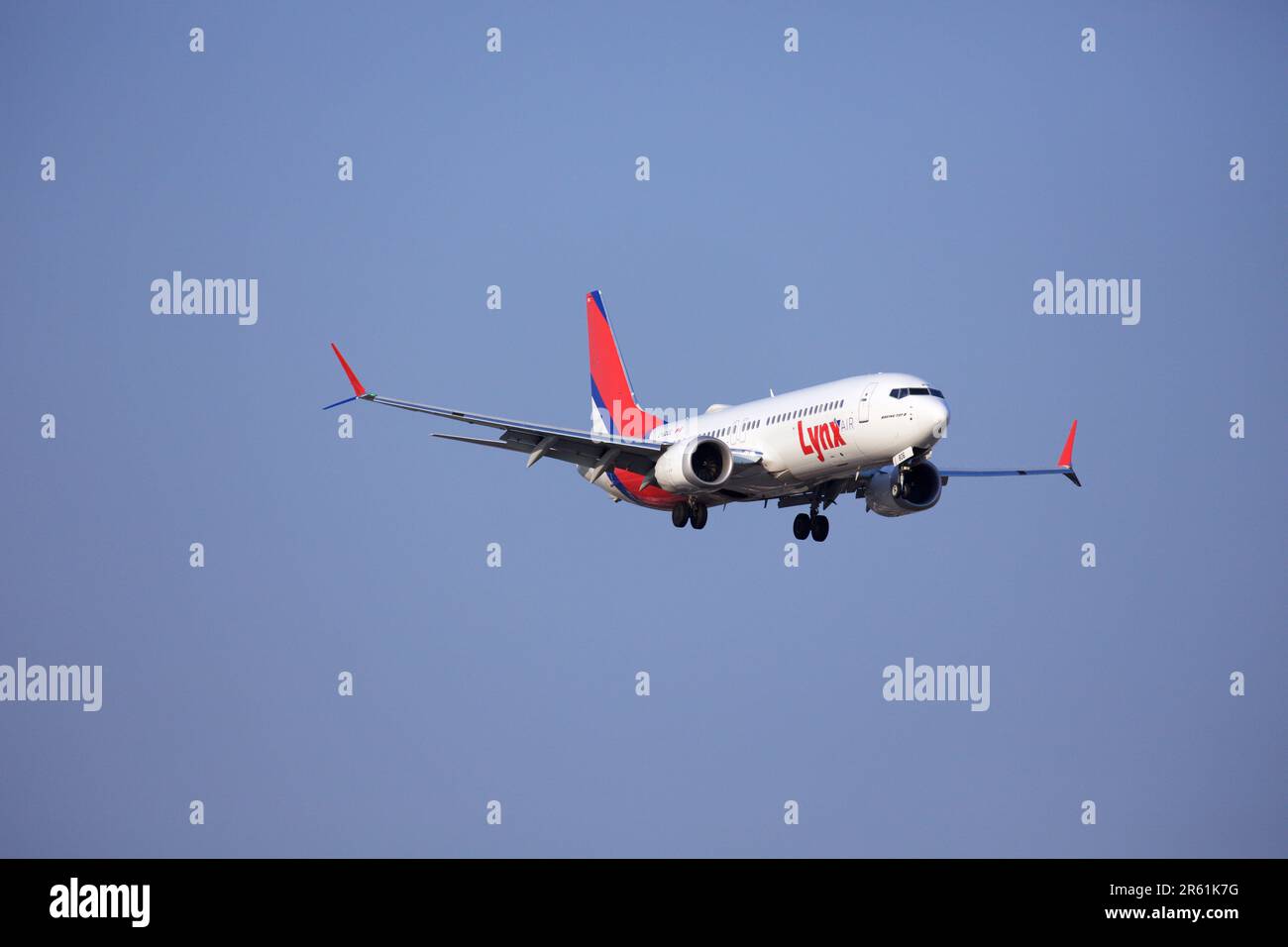 Lynx Air Boeing 737-Max, C-GUU, Landung auf Toronto Pearson Airport Runway 24R Stockfoto