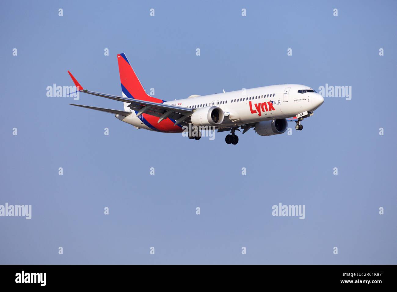 Lynx Air Boeing 737-Max, C-GUU, Landung auf Toronto Pearson Airport Runway 24R Stockfoto