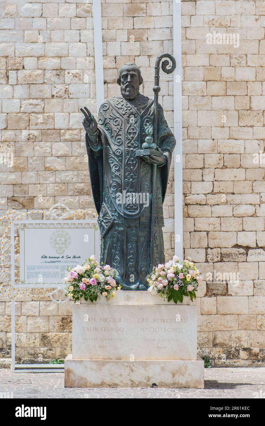 San Nicola, Bronzestatue des Heiligen Nikolaus neben der päpstlichen Basilika oder der Kirche des Heiligen Nikolaus in der Altstadt von Bari, Apulien, vertikal Stockfoto